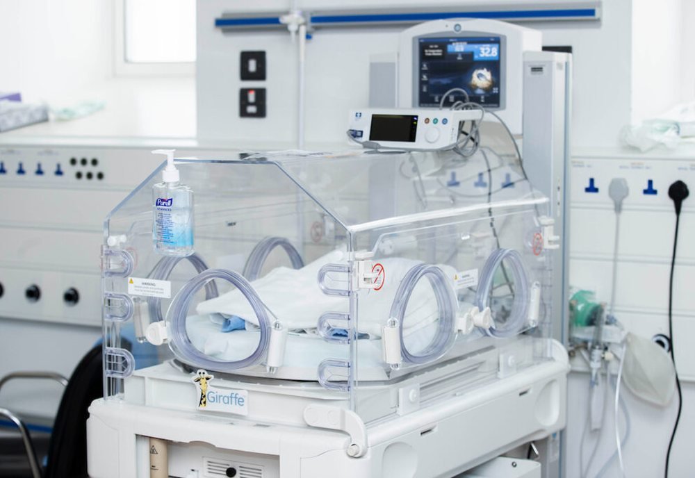 Neonatal incubator and infant warmer in a NICU